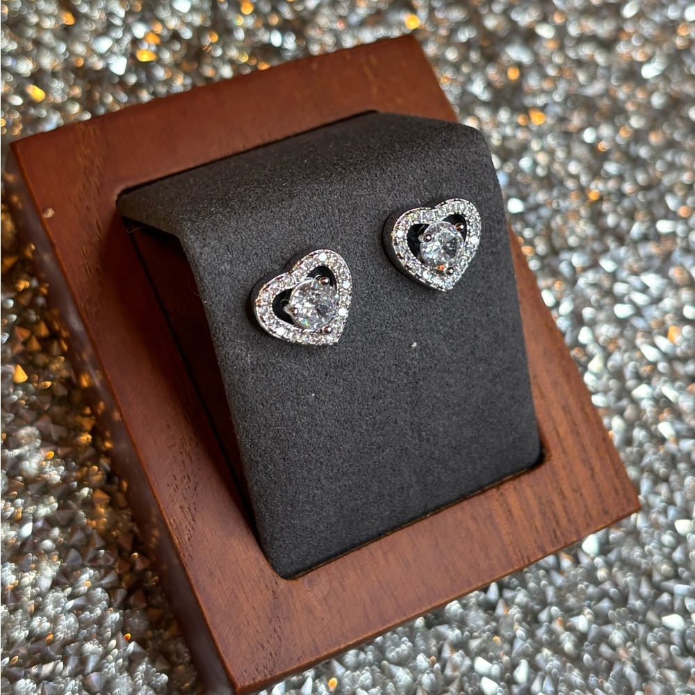 Heart shaped silver Stud Earrings NIP - Picture 4 of 6